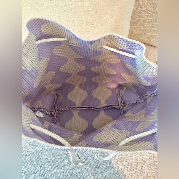 New 70s Vibe Purple & Cream Bucket Bag Handbag Purse w/ Heart Purse Charm - Picture 8 of 9